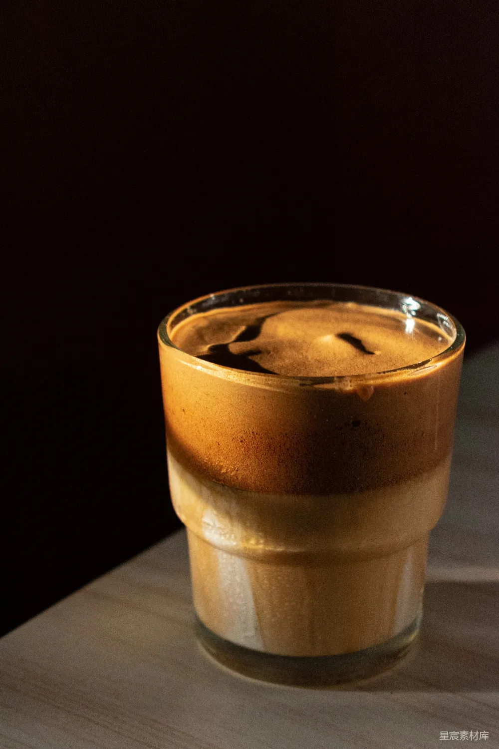 高清摄影  清空一个装有棕色液体的酒杯