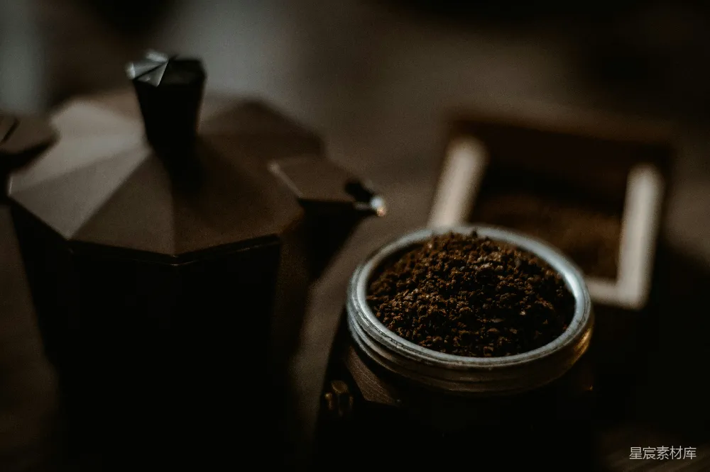 高清摄影  黑色咖啡豆在黑色和银色的咖啡机中
