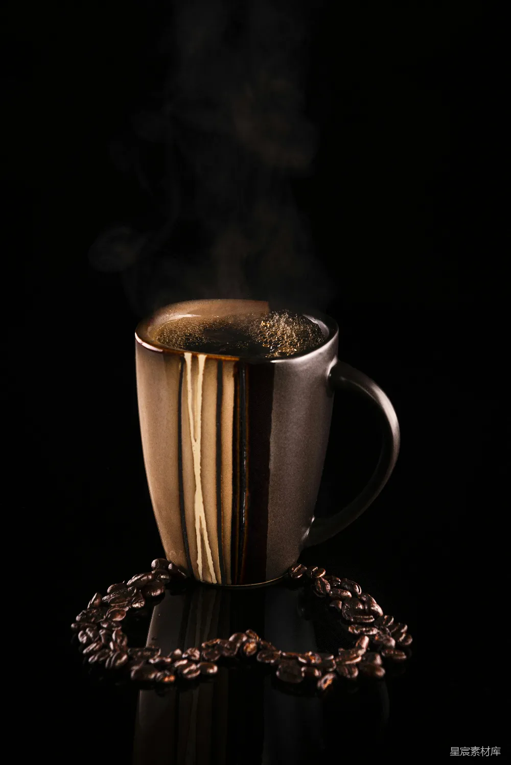 高清摄影 棕色和黑色陶瓷茶杯放在黑白桌布上