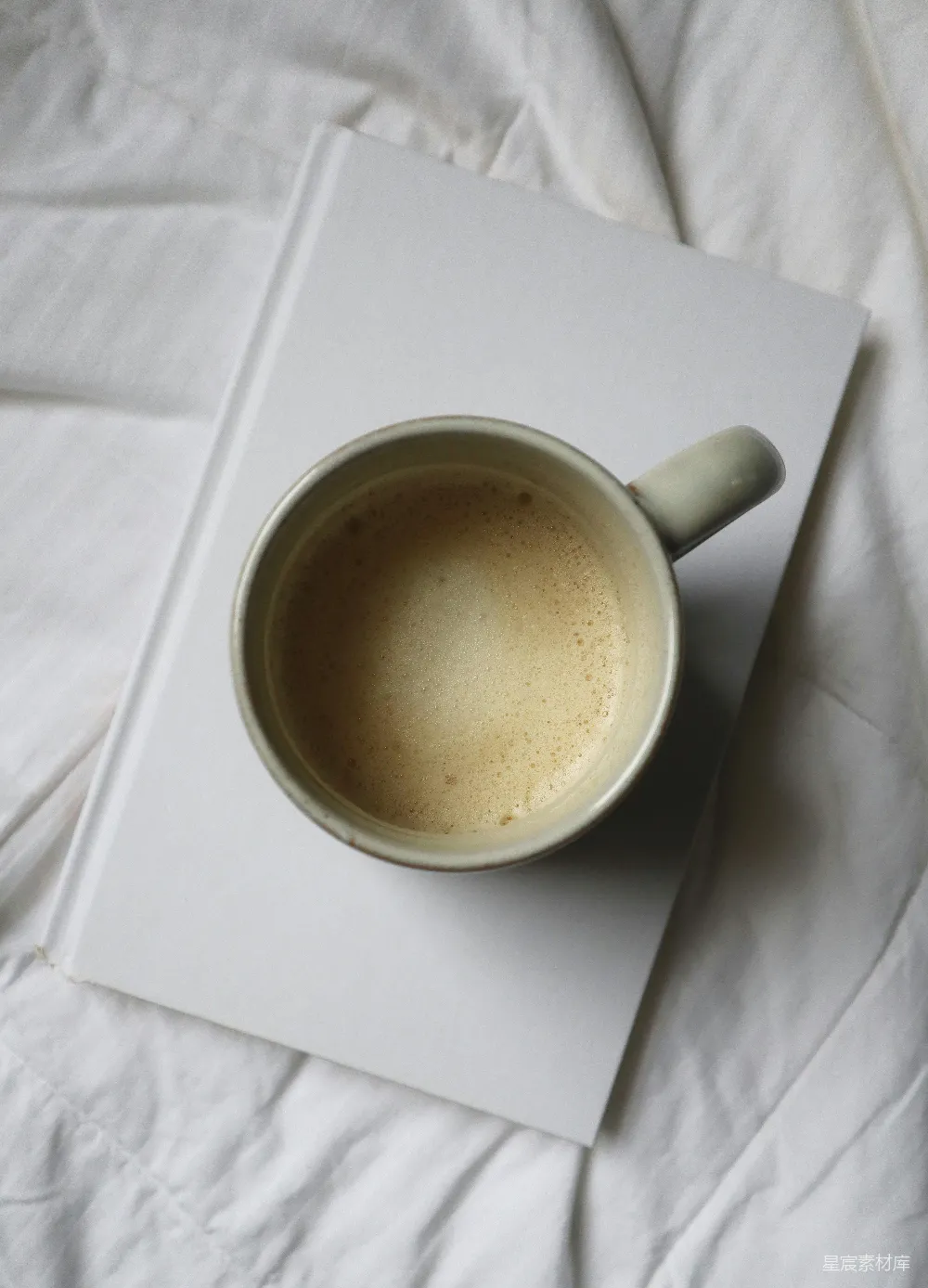 高清摄影 白色陶瓷 mug 放在白色纺织品上