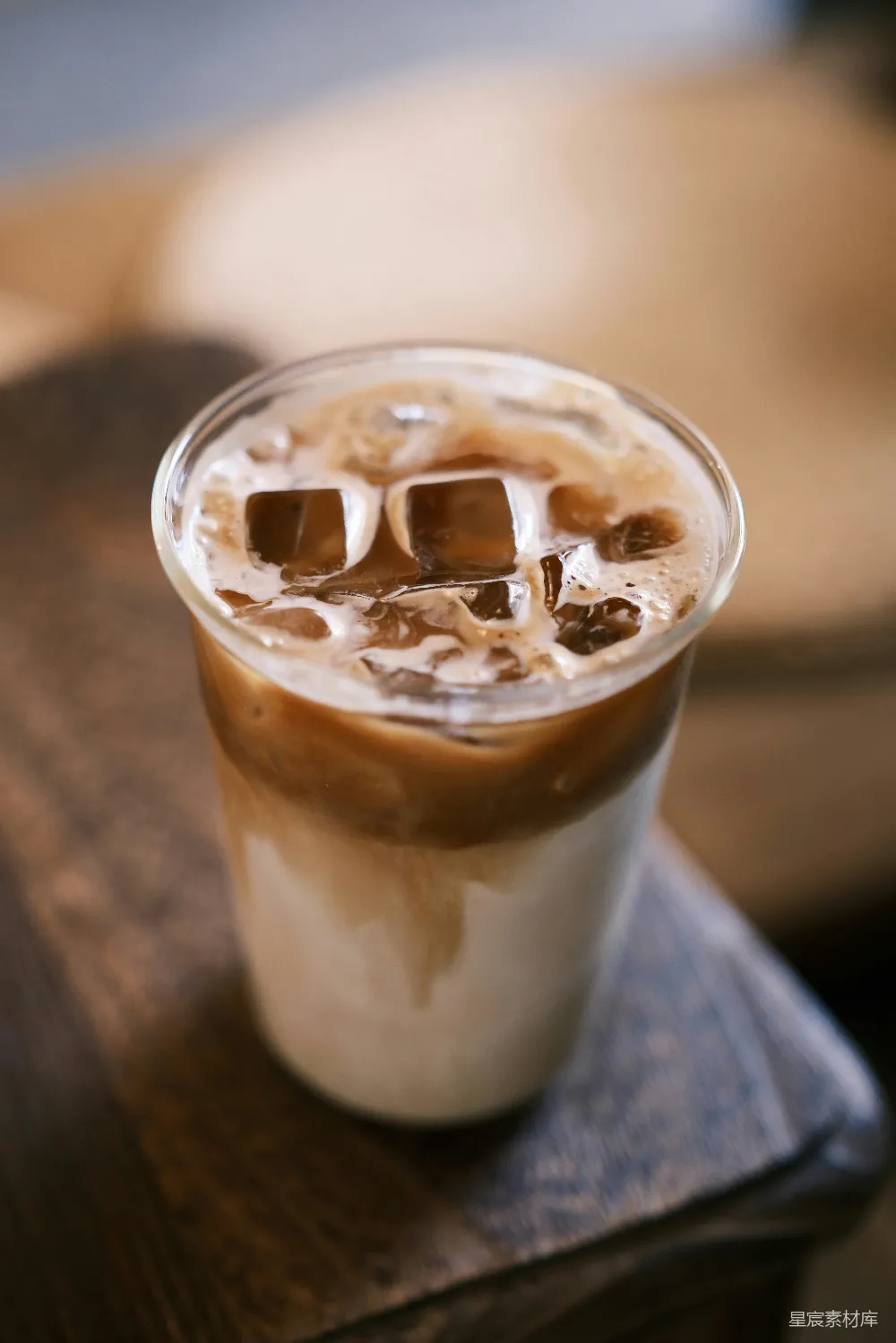 高清摄影  木桌上的冰咖啡一杯
