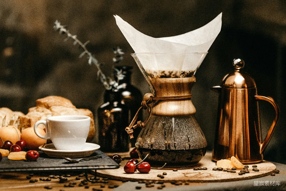 高清摄影  白色陶瓷茶杯旁边放着面包和咖啡壶