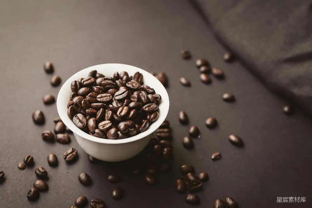 高清摄影 白瓷杯中溢出的 roasted 咖啡豆