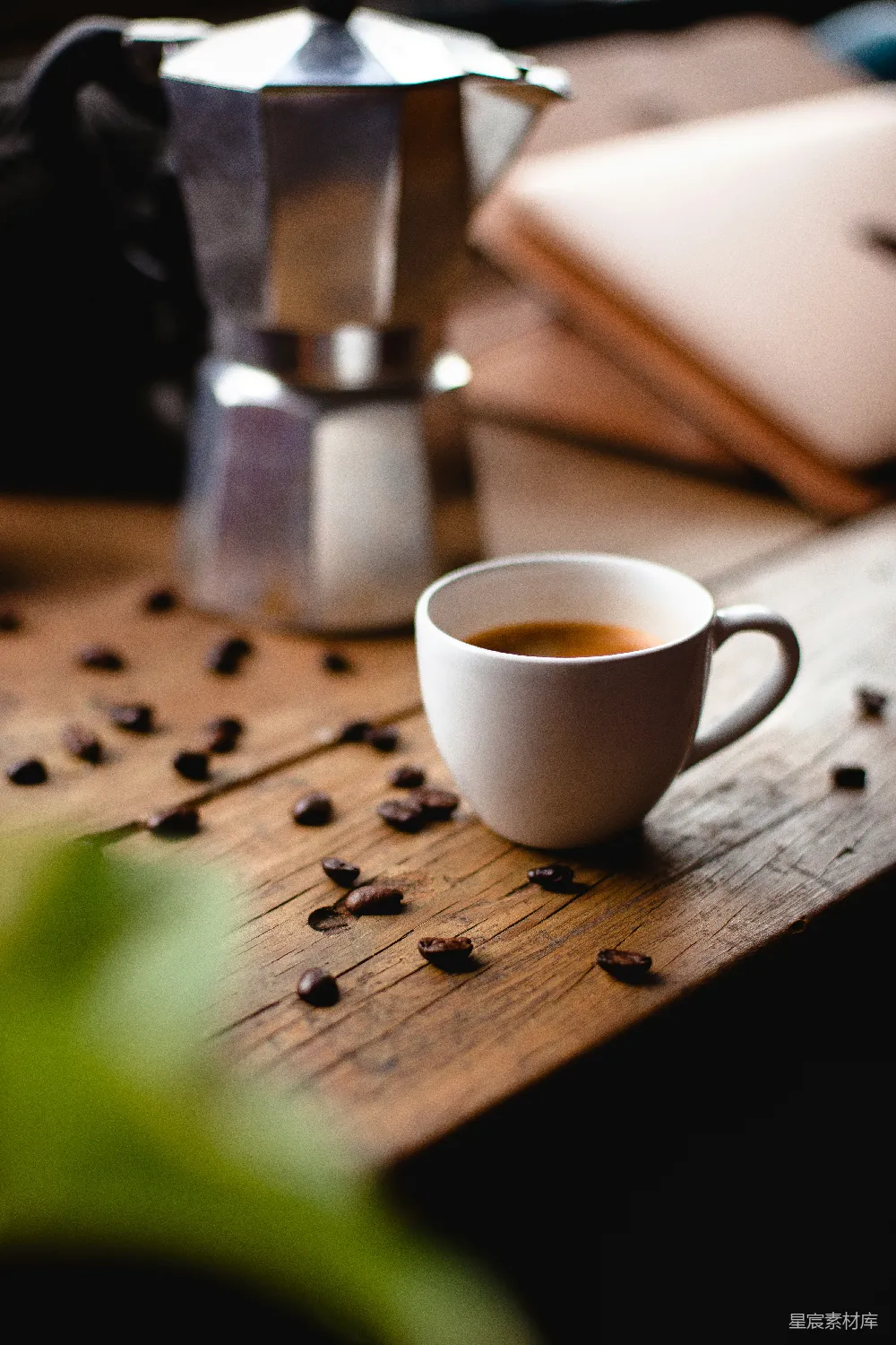 高清摄影 棕色木桌上的白色陶瓷茶杯