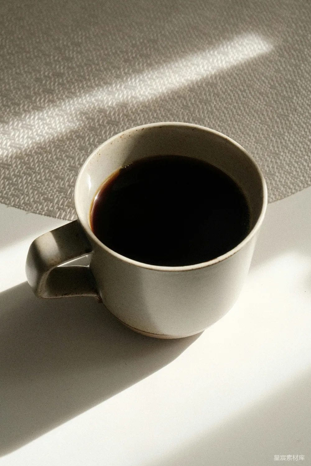 高清摄影  咖啡坐在 mug 中，沐浴在阳光下。