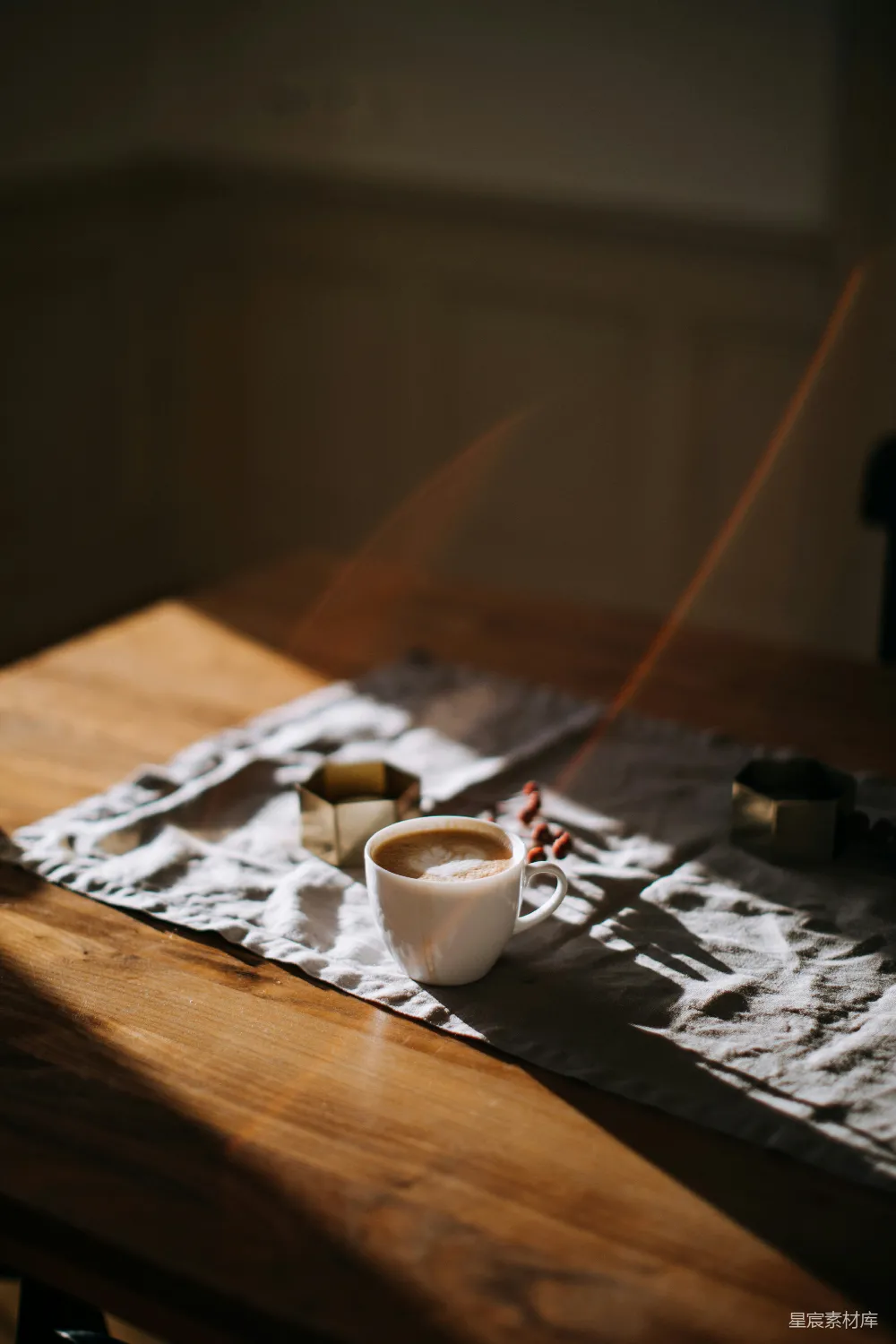 高清摄影  餐垫上方桌子上有一个咖啡杯，旁边是烟灰缸。