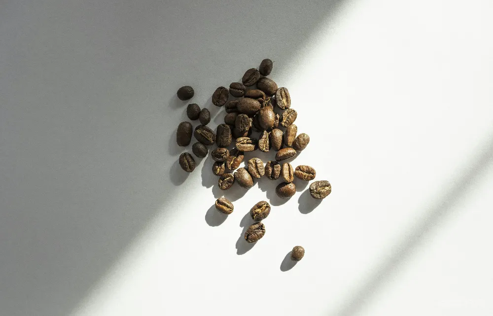高清摄影  棕色的咖啡豆放在白色桌面上