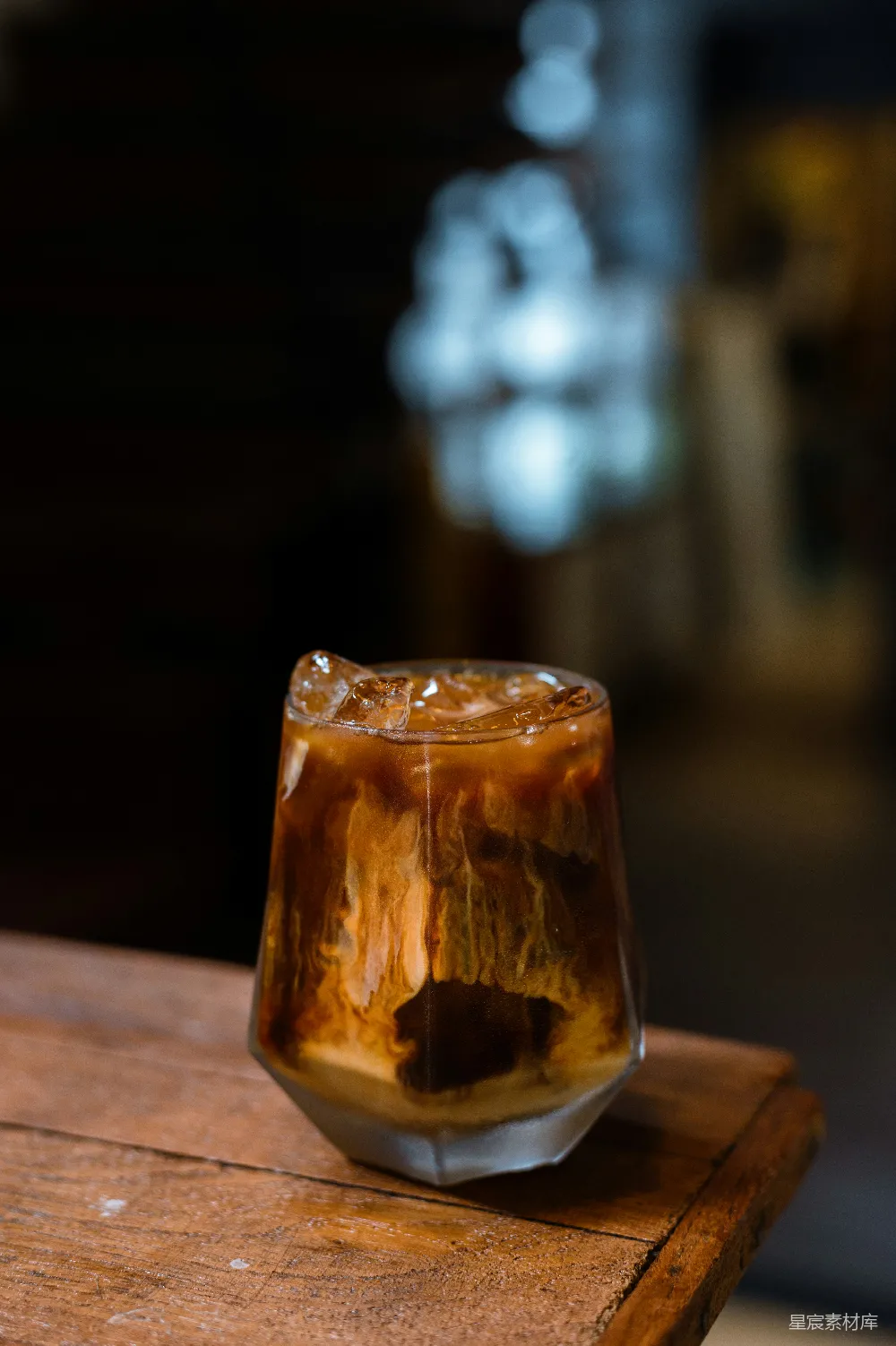 高清摄影 一杯装满液体的玻璃杯放在木质桌面上