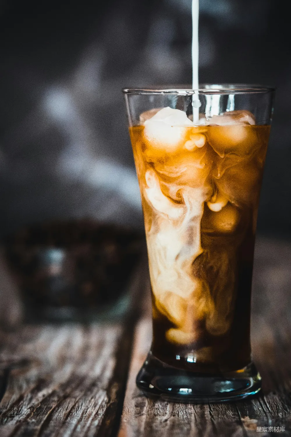 高清摄影 清洗带有冰块的酒杯
