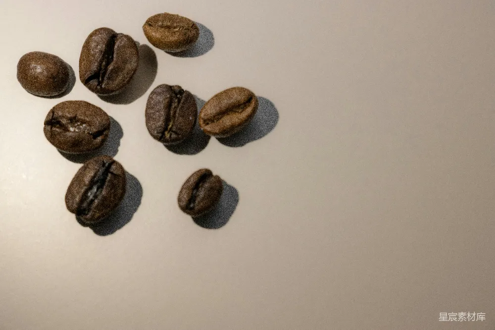 高清摄影  桌上堆放着一撮咖啡豆