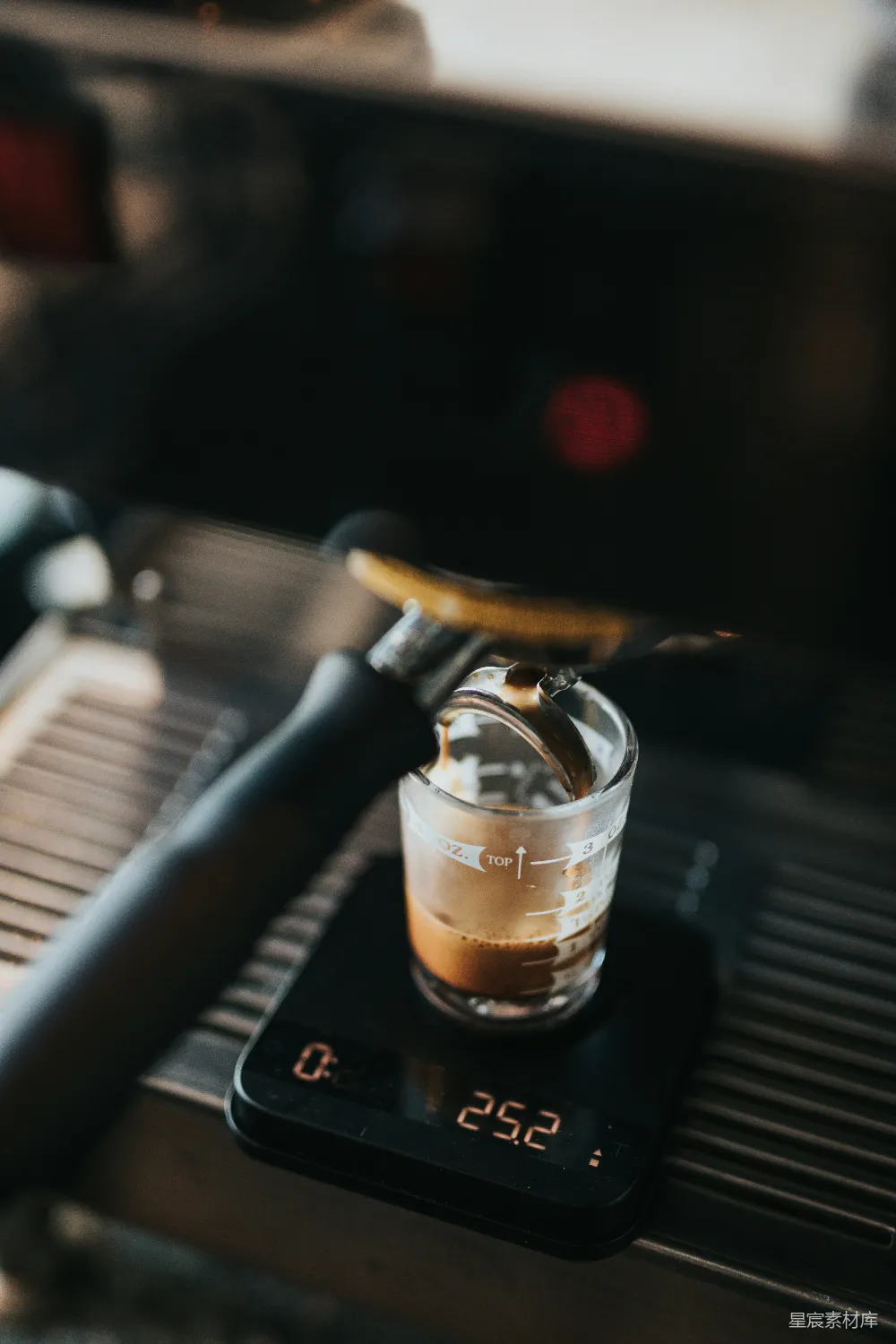高清摄影  黑咖啡 maker 的近照，清晰玻璃杯的擦拭