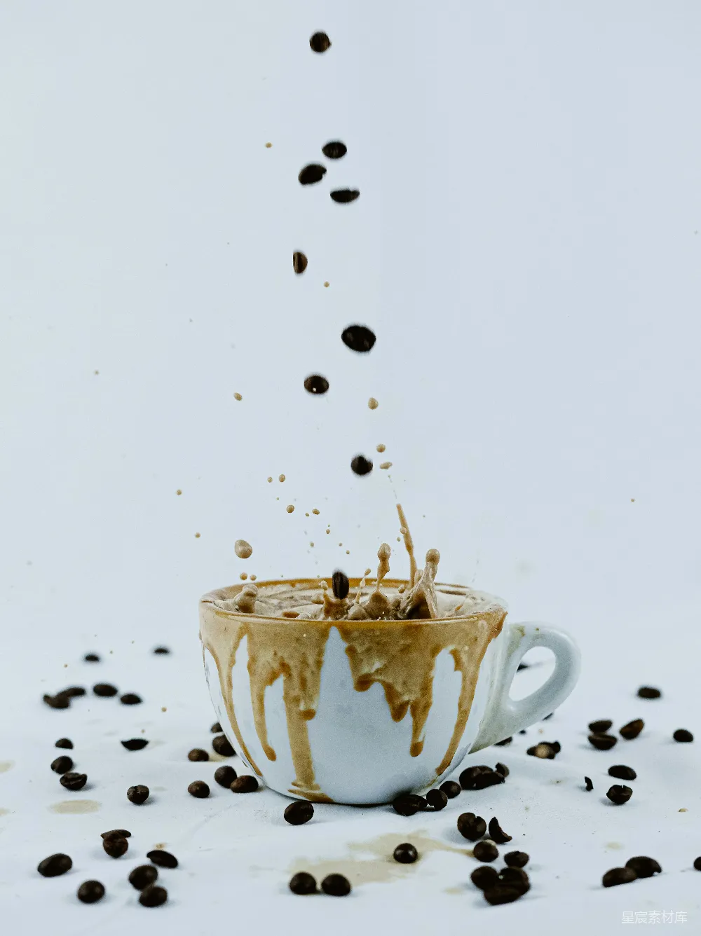 高清摄影  一杯咖啡豆倒入其中的一杯