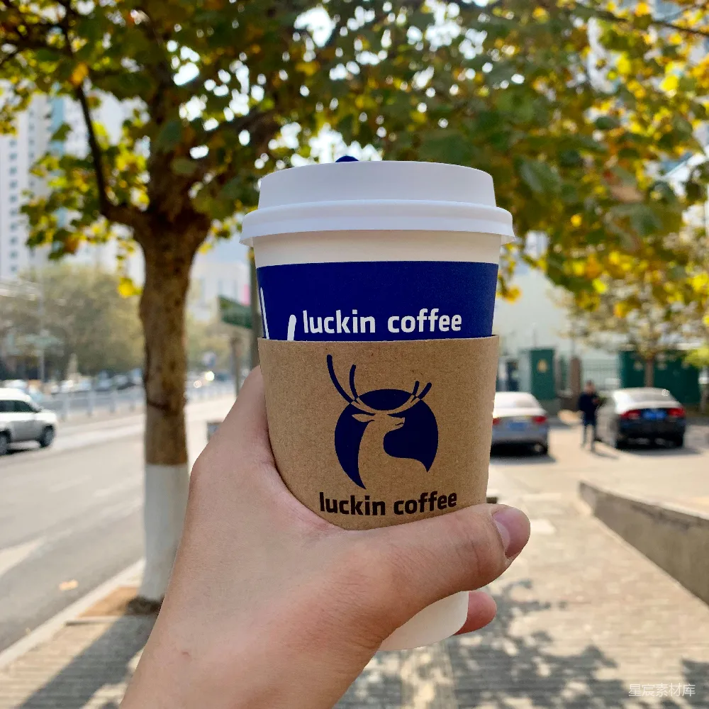 高清摄影  一个手持咖啡杯的人