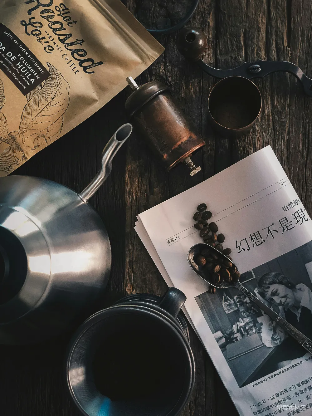 高清摄影 桌上银制茶壶及杯一组