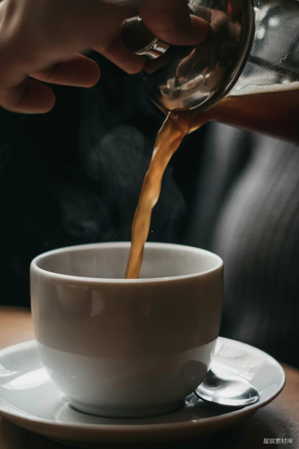 高清摄影 人正在用白陶瓷 mug 倒咖啡