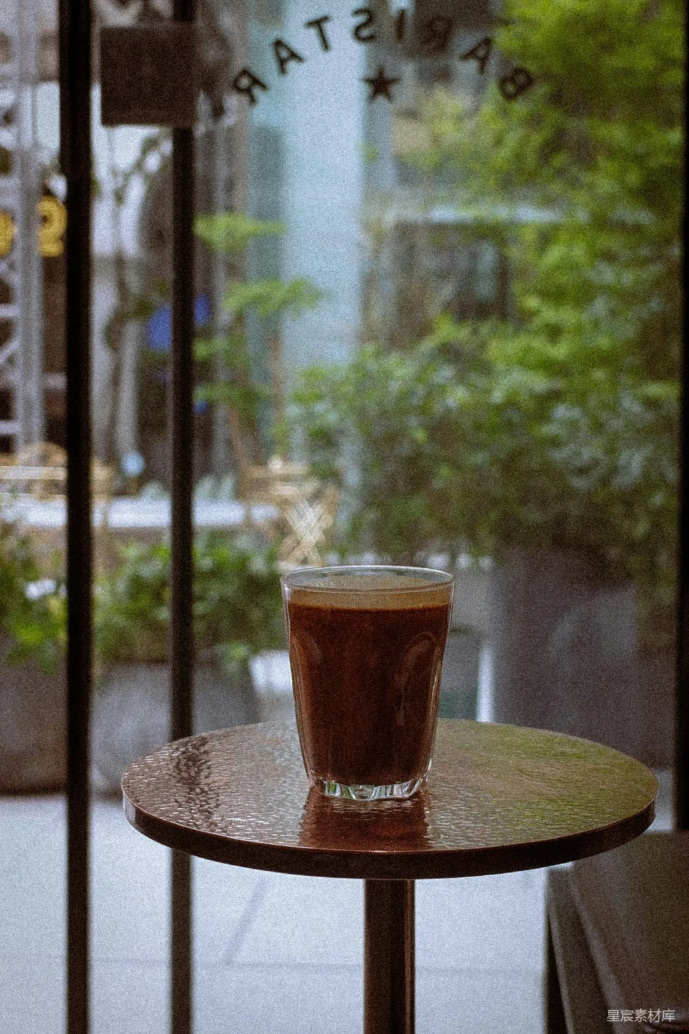 高清摄影  棕色木桌上的清 drinking glass