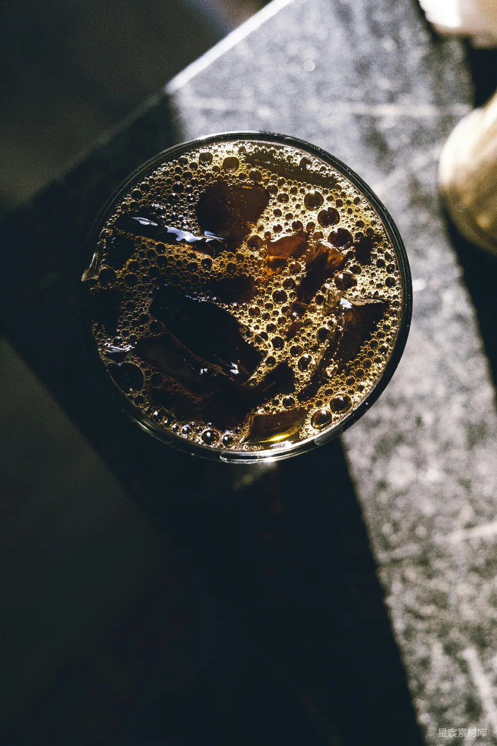 高清摄影 冰镇饮料在 drinking glass 中