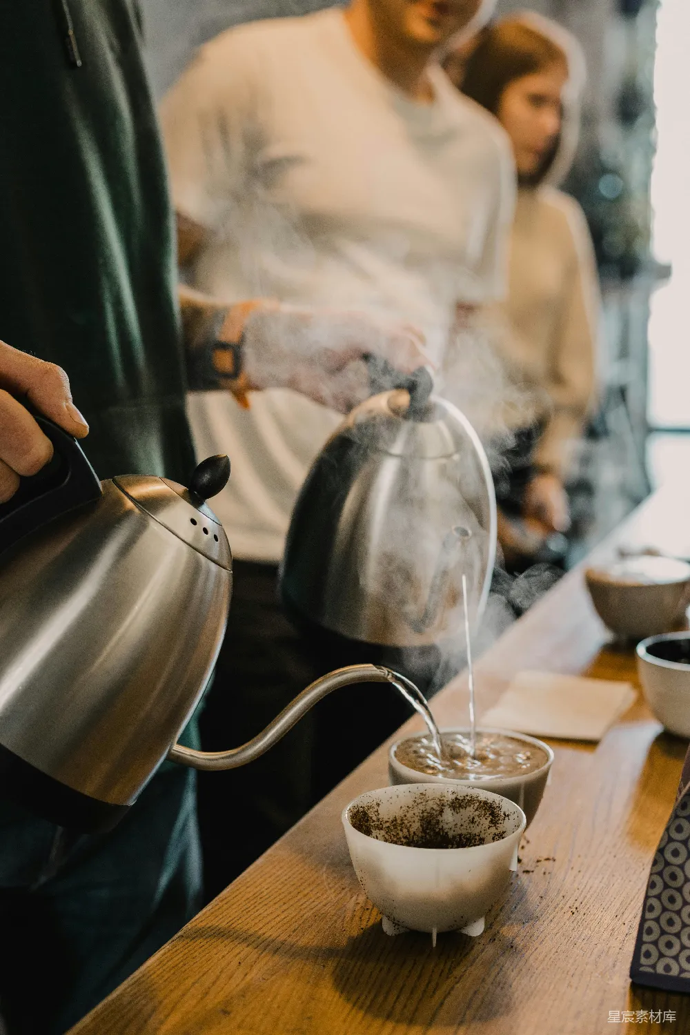 高清摄影 一个男人从茶壶中倒了一杯咖啡。