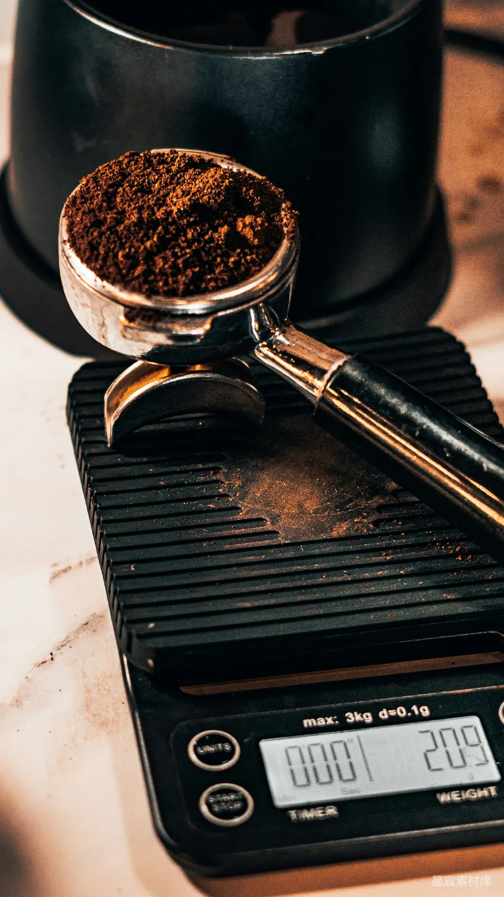 高清摄影  不锈钢杯中的黑咖啡