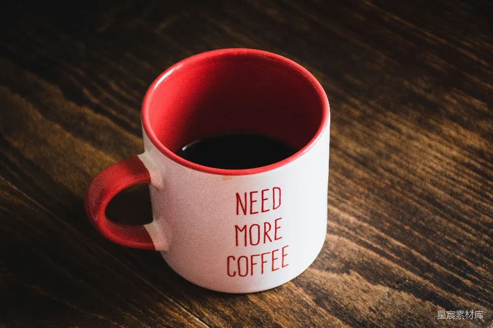 高清摄影  棕色木桌上的红白陶瓷 mug