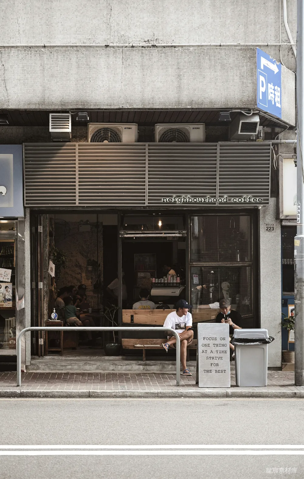 高清摄影 人物 白天人们坐在商店前的长凳上