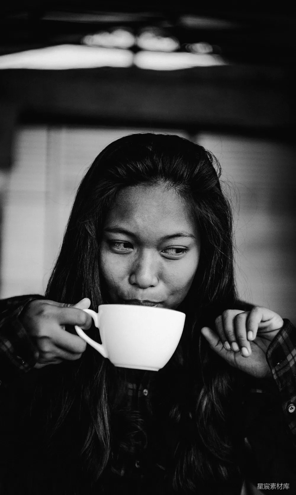 高清摄影  女性持陶瓷 mug 的黑白照片