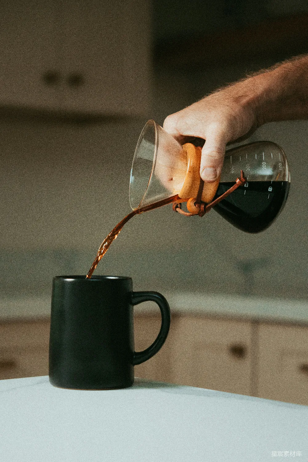 高清摄影  人将茶倒入黑陶瓷茶杯中