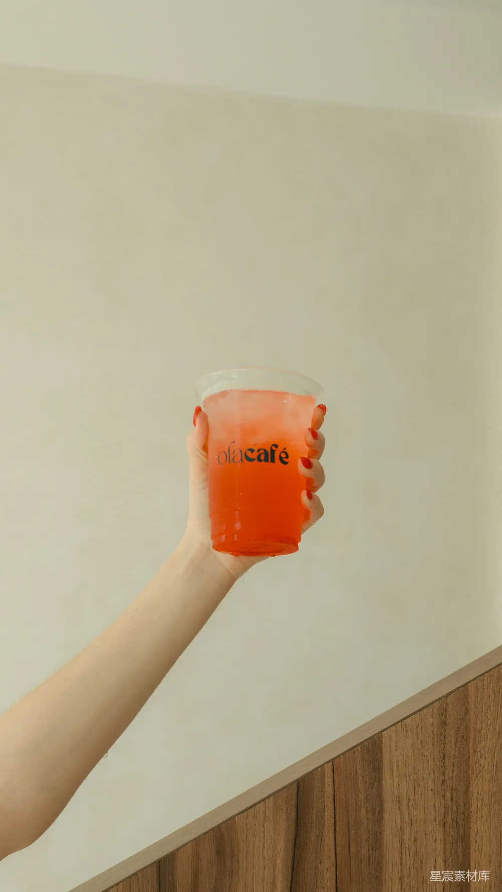 高清摄影 一个女人右手拿着一个杯子