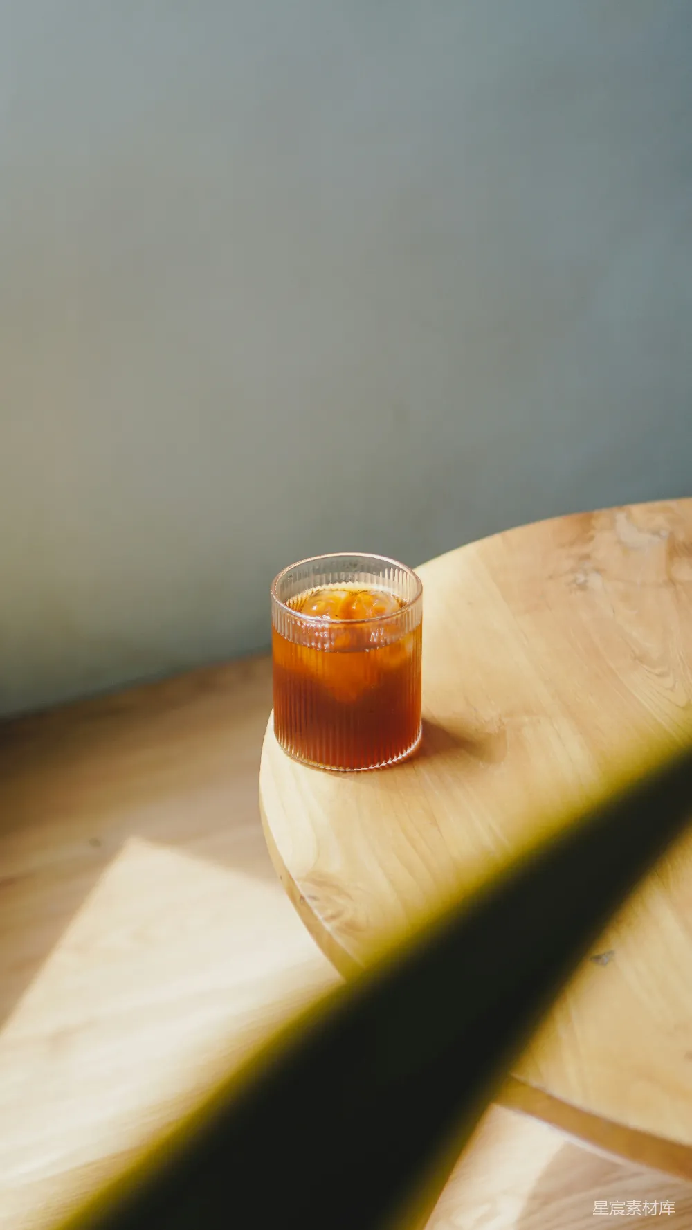 高清摄影  桌子上摆放着一杯橙汁玻璃杯。
