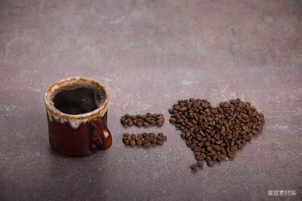 高清摄影 咖啡豆旁边有一个棕色陶瓷 mug