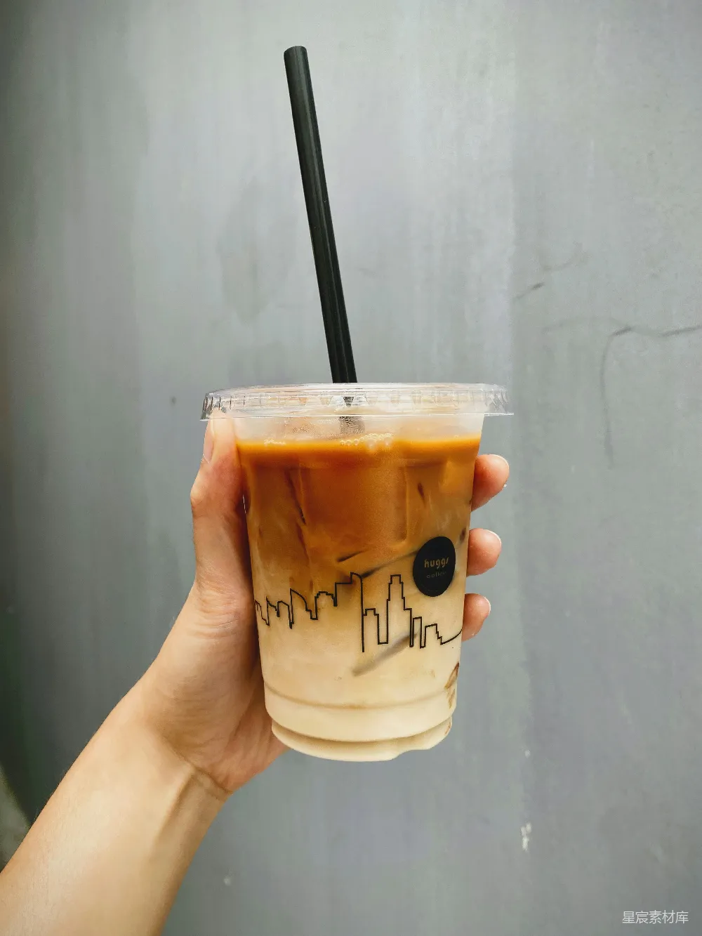 高清摄影  一手拿着一杯冰咖啡