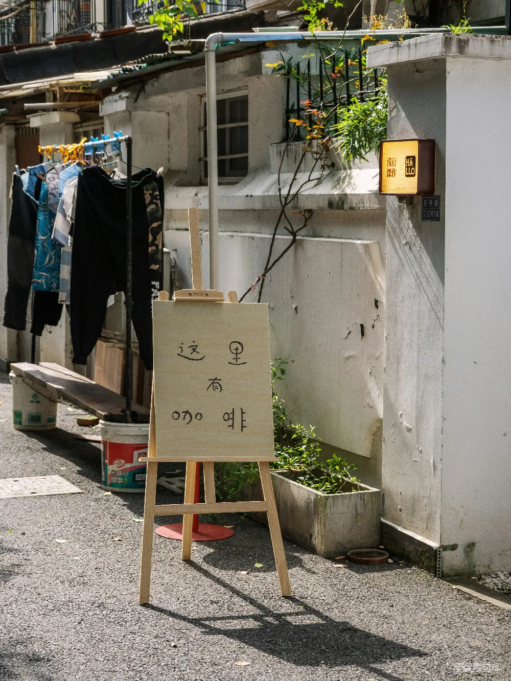 高清摄影  路旁的一块指示牌