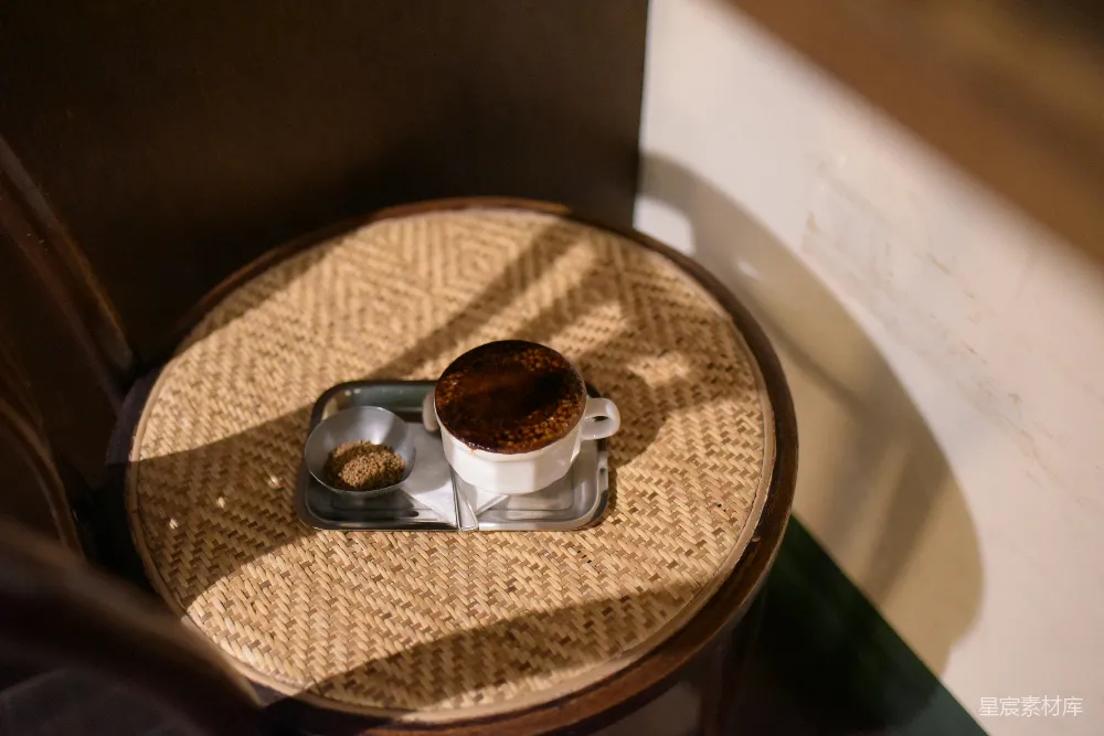 高清摄影 陶瓷杯中盛满棕色液体