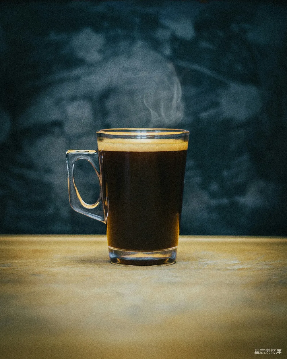 高清摄影 透明玻璃杯中的棕色液体