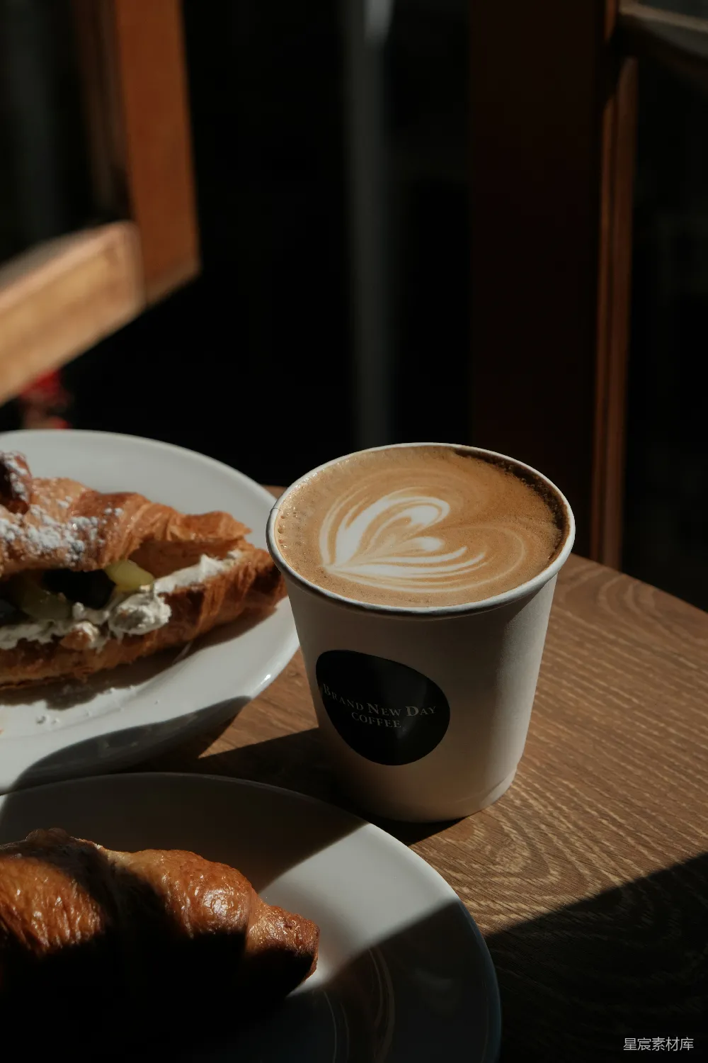 高清摄影 木桌上有法式酥饼和Latte艺术咖啡。