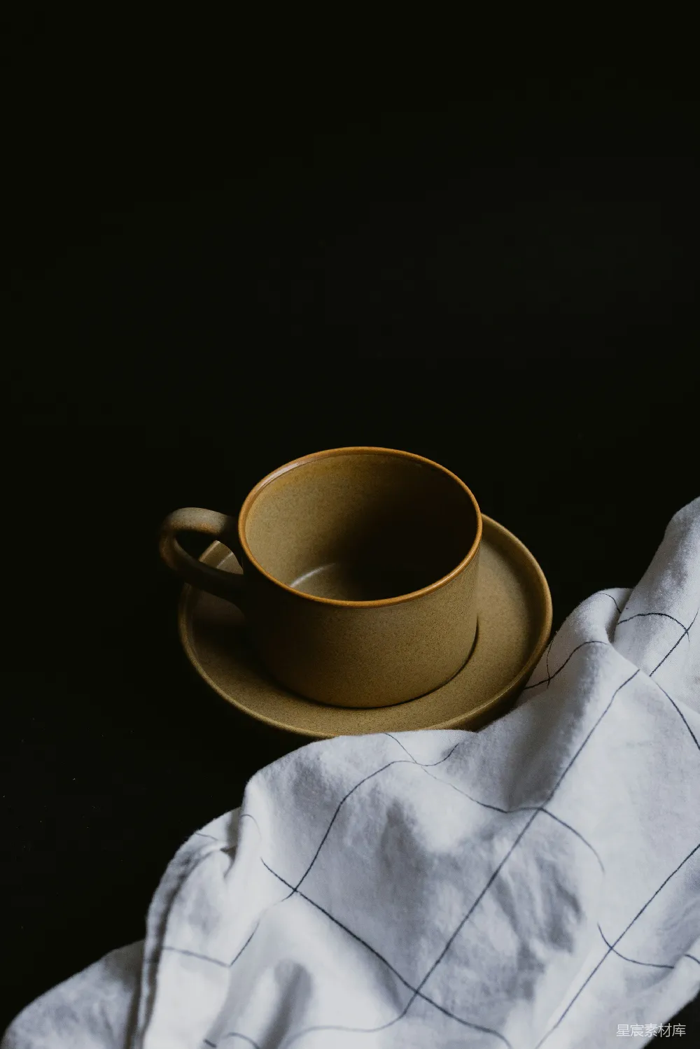 高清摄影 白色陶瓷 mug 放在白色纺织品上