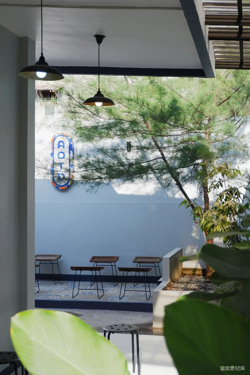 高清摄影  一个桌子和椅子旁边有树的 patio
