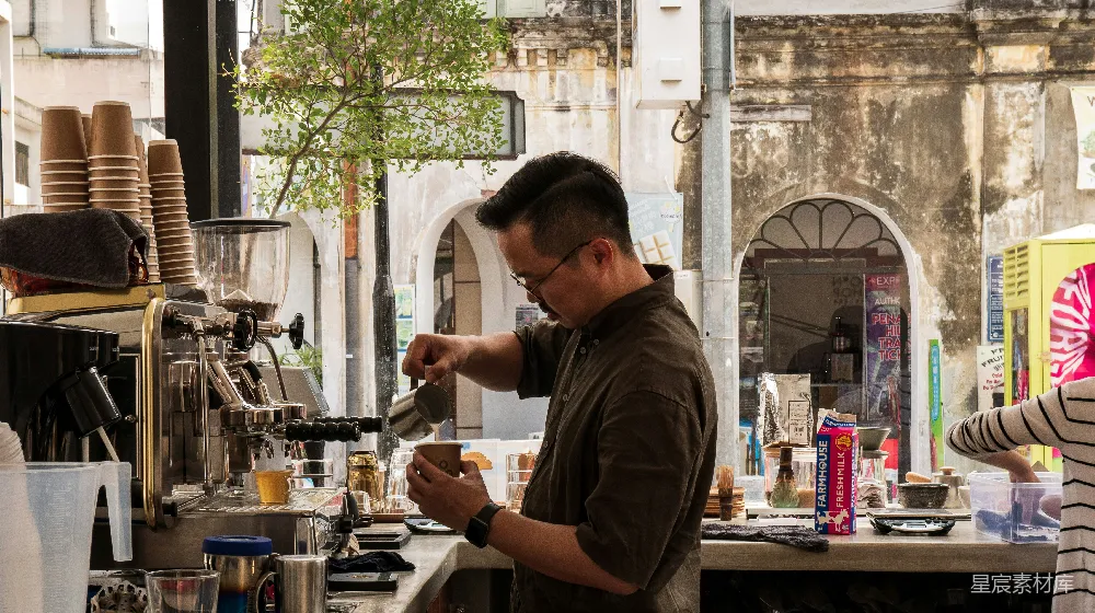 高清摄影 男人往茶杯里倒茶