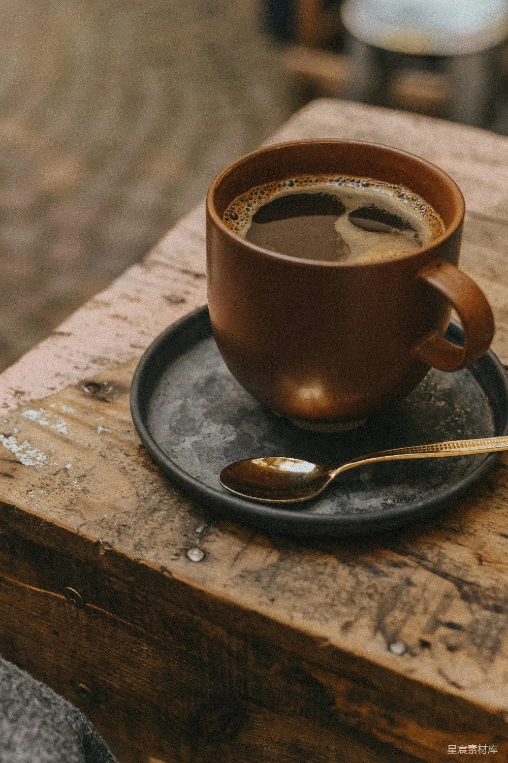高清摄影  桌上放着一杯咖啡。