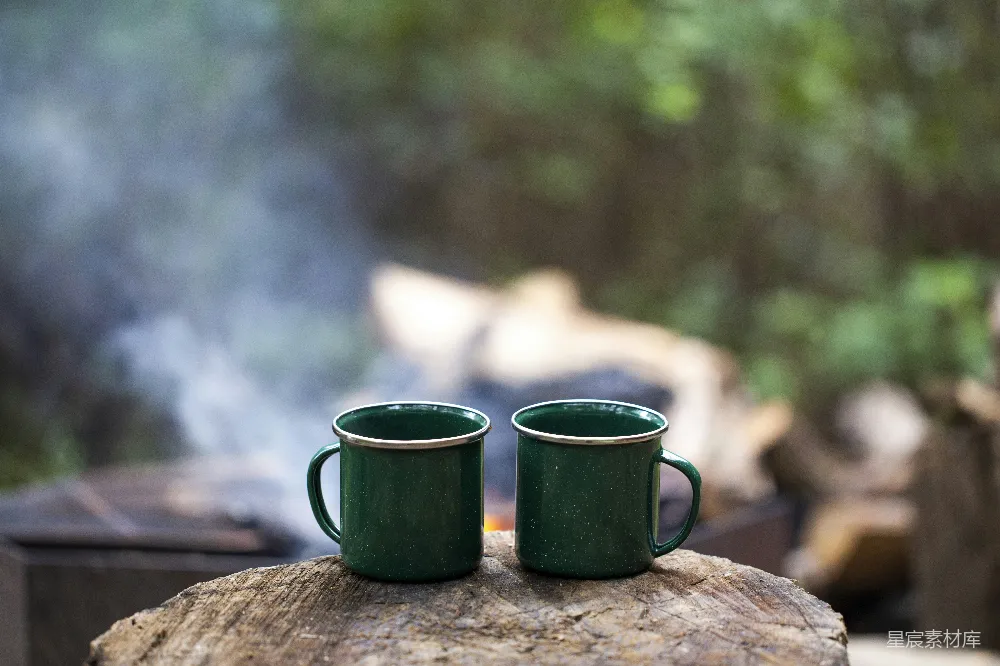 高清摄影 两只绿色陶瓷 mug 放在棕色木制的 log 上