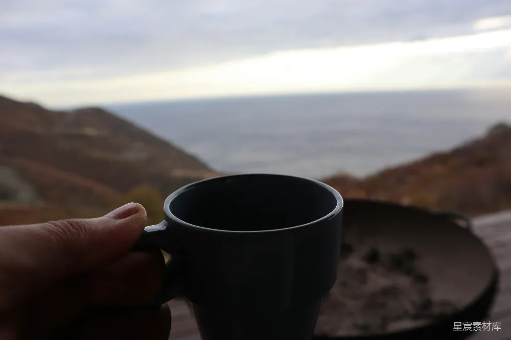 高清摄影  手持咖啡杯的人