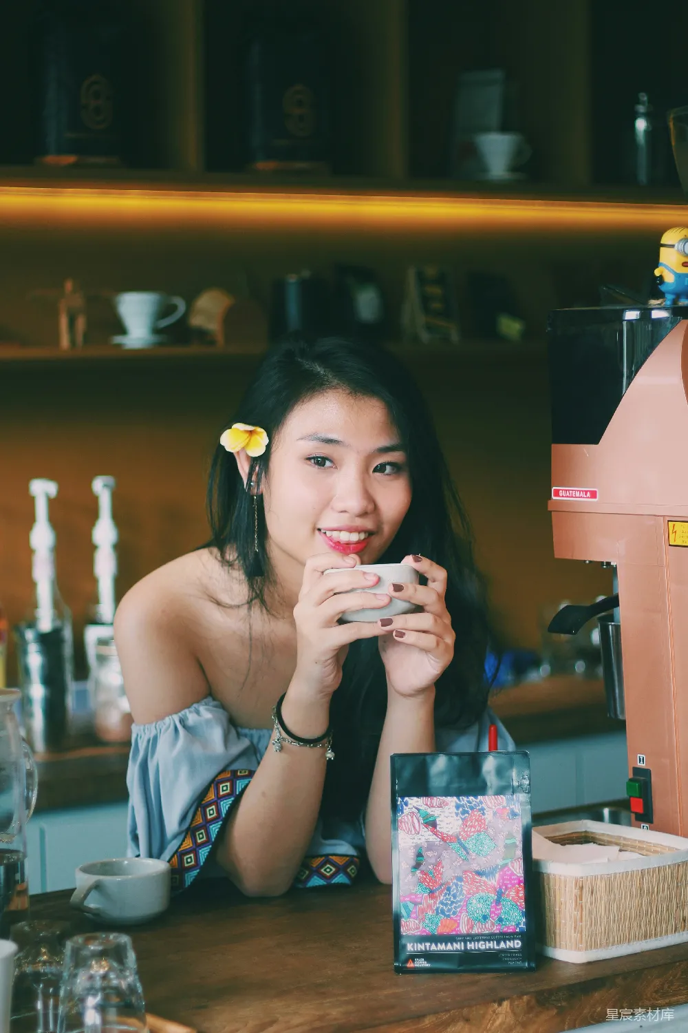 高清摄影  女士拿着杯子靠近桌子