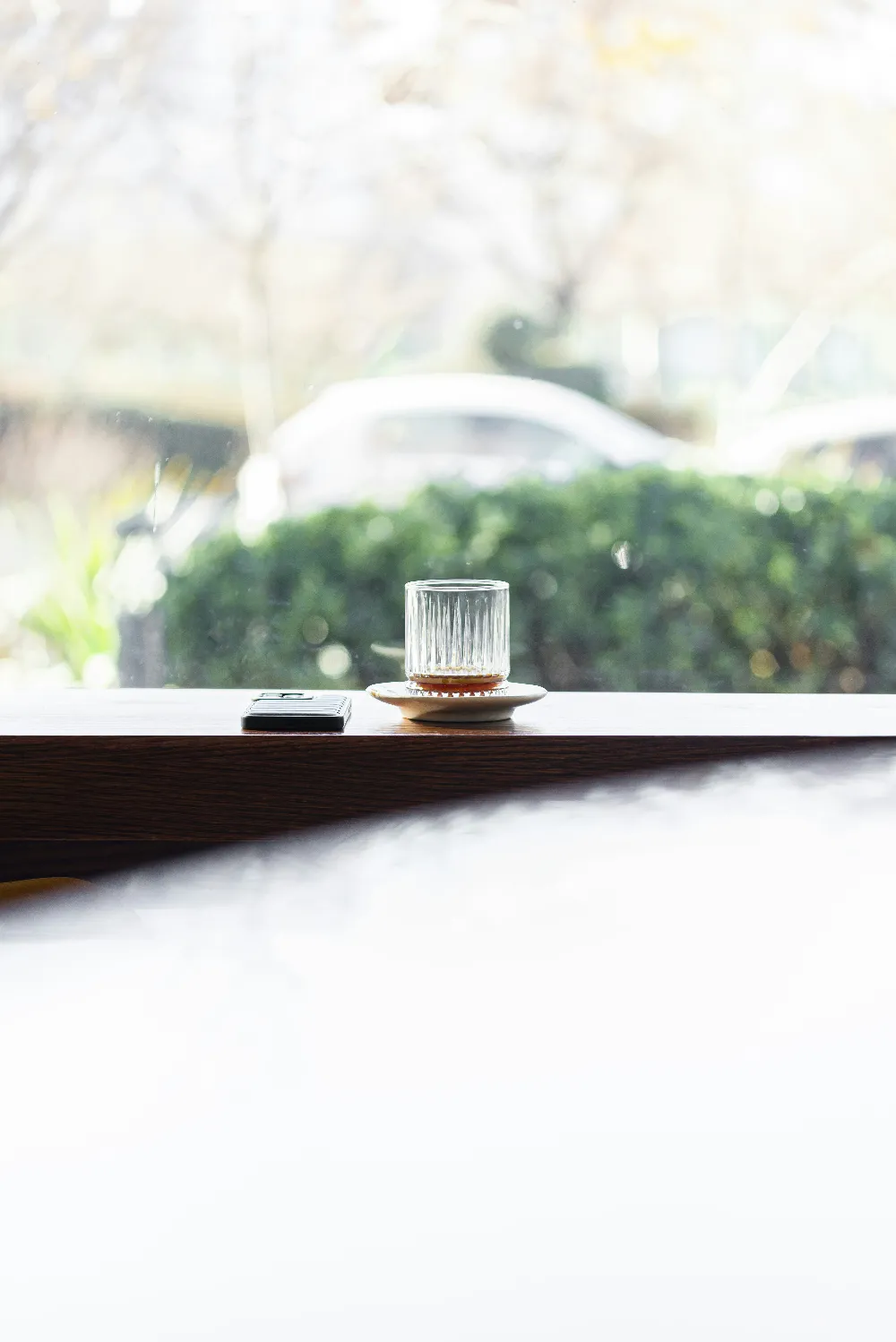 高清摄影  桌子上放着一个木桌上的咖啡杯。