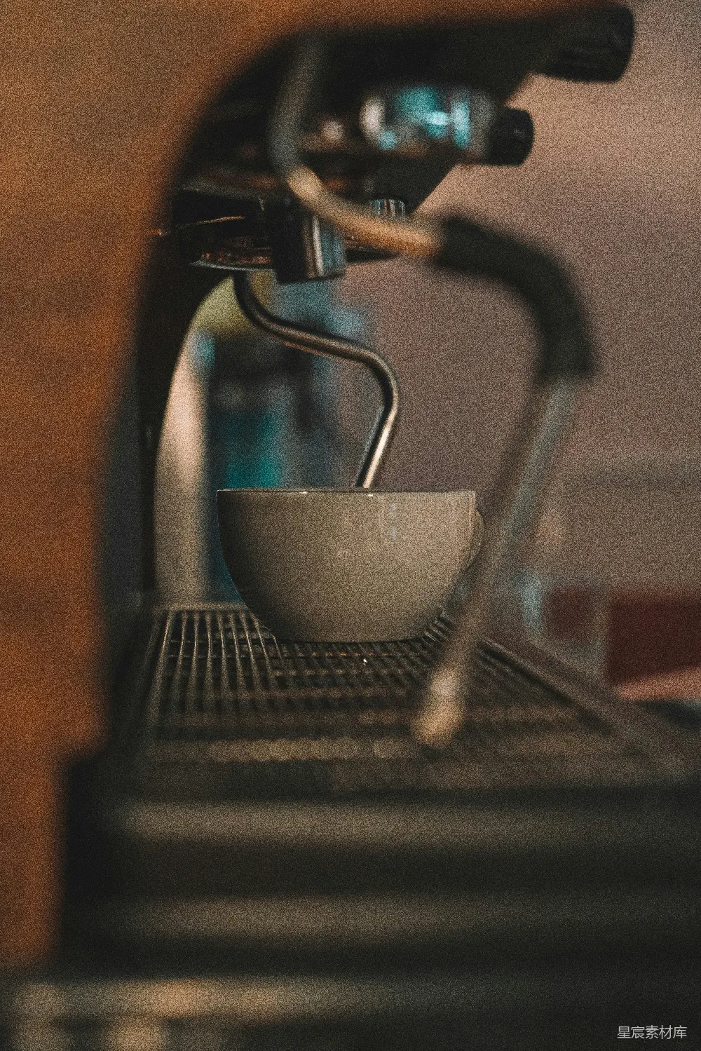高清摄影  一个咖啡杯放在咖啡机上