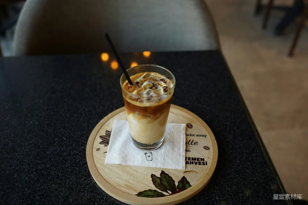 高清摄影 带有吸管的液体一杯