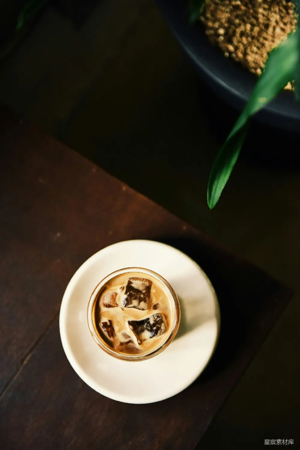 高清摄影 桌边靠近边缘的一杯冰镇饮料
