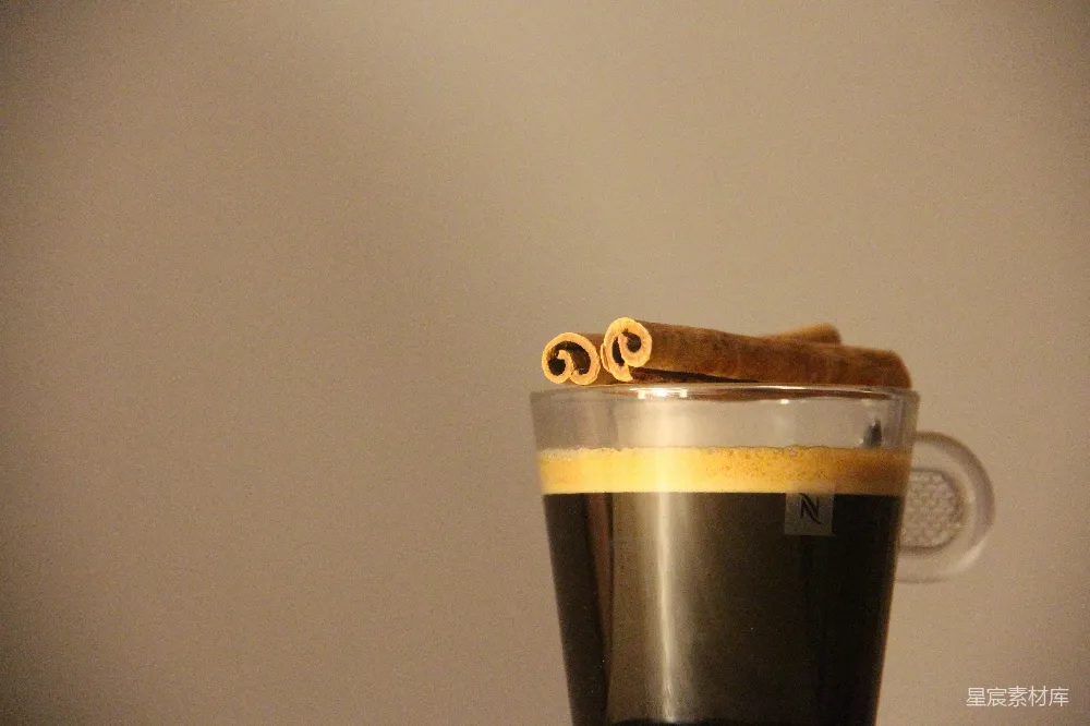 高清摄影  黑色和银色的便携式马克杯