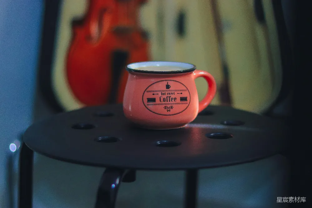 高清摄影  桌子上一只红色的咖啡杯。