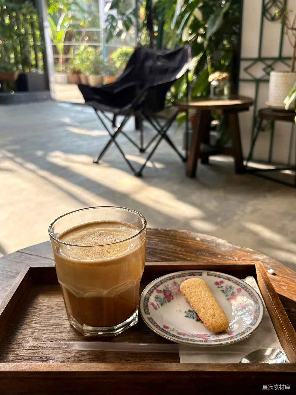 高清摄影 户外木制托盘上的一杯咖啡和一块饼干。