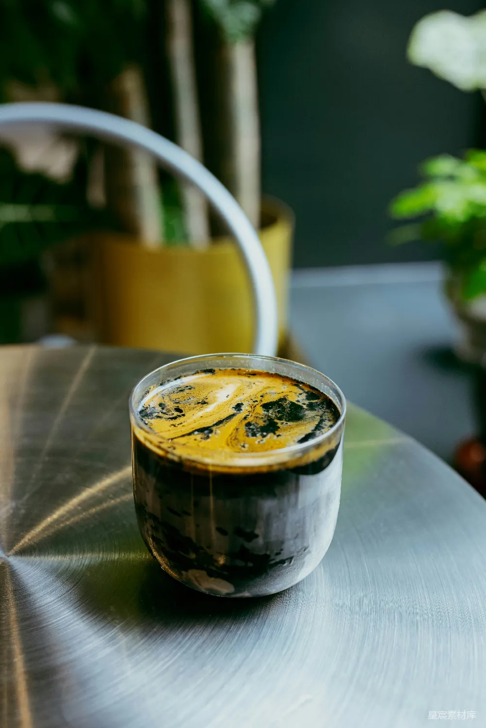 高清摄影 冰镇的意式浓缩咖啡，上面撒有 crema 的 swirl。
